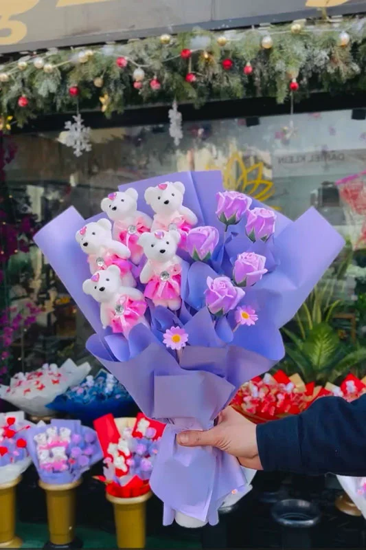 Ayıcık ve Gül Buketi